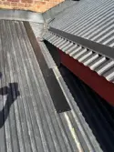 Mindre ilagningar av plåt på hyttans tak.