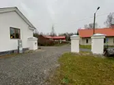 Grindstolparna vid orangeriet efter avslutade arbeten.