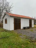 Förrådsbyggnad i engelska parken efter avslutade arbeten.