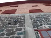 Betongpelare och balkar på hyttans östra och norra sida efter avslutade arbeten.