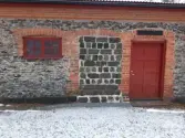 Sockel på hyttans västra sida efter avslutade arbeten.
