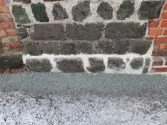 Sockel på hyttans västra sida efter avslutade arbeten.