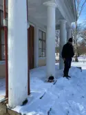Lusthuset i Mackmyra brukspark. Närbild på de tre närmsta pelare som ska bytas ut. Timmerman Dan Gavell är med på fotot.