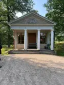 Lusthuset i Mackmyra brukspark. Pelare 1 har demonterats, arbeten med stenläggning pågår.