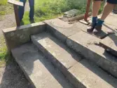 Lusthuset i Mackmyra brukspark. Pelare 1 har demonterats, arbeten med stenläggning pågår.