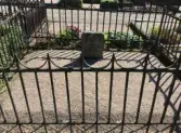 Gamla kyrkogården i Gävle, renovering av gravstaket med tillhörande stensocklar, etapp 2024. Gravvård GK03 0057 innan åtgärd.