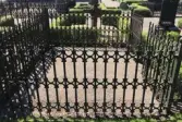 Gamla kyrkogården i Gävle, renovering av gravstaket med tillhörande stensocklar, etapp 2024. Gravvård GK03 0069 innan åtgärd.