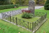 Gamla kyrkogården i Gävle, renovering av gravstaket med tillhörande stensocklar, etapp 2024. Gravvård GK0610 0175 innan åtgärd.