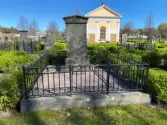 Fotografier från antikvarisk medverkan vid renovering av tio gravstaket vid Gamla kyrkogården i Gävle, 2024 - 2025.