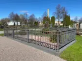 Gamla kyrkogården i Gävle, renovering av gravstaket med tillhörande stensocklar, etapp 2025. Gravvård GK04 0007+, 0008+, 0030+ innan åtgärd.