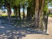 Gamla kyrkogården i Gävle, renovering av gravstaket med tillhörande stensocklar, etapp 2025. Gravvård GK05 0201+ innan åtgärd.