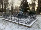 Fotografier från antikvarisk medverkan vid renovering av nio gravstaket vid Gamla kyrkogården i Gävle.
Etapp 2025.