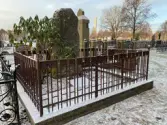 Gamla kyrkogården i Gävle, renovering av gravstaket med tillhörande stensocklar, etapp 2025. Gravvård GK01 0167 efter åtgärd. Gravstaketet är målat i felaktig kulör som inte stämmer överenst med den utförda färgdokumentationen.