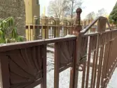 Gamla kyrkogården i Gävle, renovering av gravstaket med tillhörande stensocklar, etapp 2025. Gravvård GK01 0167 efter åtgärd. Gravstaketet är målat i felaktig kulör som inte stämmer överenst med den utförda färgdokumentationen.