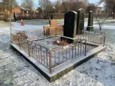 Gamla kyrkogården i Gävle, renovering av gravstaket med tillhörande stensocklar, etapp 2025. Gravvård GK02 0006 efter åtgärd. Gravstaketet är målat i felaktig kulör som inte stämmer överenst med den utförda färgdokumentationen.