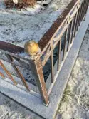 Gamla kyrkogården i Gävle, renovering av gravstaket med tillhörande stensocklar, etapp 2025. Gravvård GK02 0006 efter åtgärd. Gravstaketet är målat i felaktig kulör som inte stämmer överenst med den utförda färgdokumentationen.