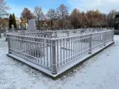 Gamla kyrkogården i Gävle, renovering av gravstaket med tillhörande stensocklar, etapp 2025. Gravvård GK04 0007+, 0008+, 0030+ efter åtgärd. Gravstaketet är målat i felaktig kulör som inte stämmer överenst med den utförda färgdokumentationen.