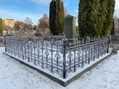 Gamla kyrkogården i Gävle, renovering av gravstaket med tillhörande stensocklar, etapp 2025. Gravvård GK05 0201+ efter åtgärd.