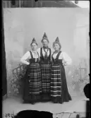Kvinnor i folkdräkt