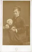 Porträtt av Lovisa Holmstrand med en baby i knät (enligt text i album).