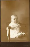 Barnporträtt av Holger Magnusson-Krey (enligt text baksida kort).