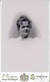 Porträtt av Gerda Holmstrand (enligt text i album).