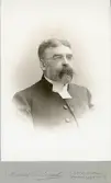 Porträtt av Klas Bruno Hennig (enligt text i album). Var en tid fängelsepräst i Gävle samt pastor vid Hälsinge regemente.