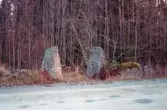 Skogen, äldre grindstolpar av sten vid väg 2127. Kvarnen 1:9  Ör