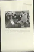 Skansen. Byggnader. Delsbogården.   Invigningen den 18 augusti 1940. Kronprinsen hälsar i Västerängsstugan på hälsingebonden Elof Jonsson och hans maka. Det var Jonssons far som genom konstnären Bror Hillgrens förmedling 1928 sålde stugan till Nordiska museet.