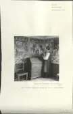 Skansen. Byggnader. Delsbogården. Västerängsstuga. Fru Hildegard Hedlund tänder ett ljus i innerkammaren.
Foto: Paul G Almasy, Neuilly-Siseine