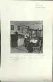 Skansen. Byggnader. Delsbogården.  Västerängsstugan. Fru Hildegard Hedlund väver och fröken Valborg Uhlén syr i vardagsstugan.