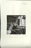 Skansen. Byggnader. Delsbogården.  Västerängsstugan. Fru Hildegard Hedlund väver i vardagsstugan.