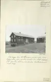 Skansen. Byggnader. Delsbogården före flyttningen. Edsäng nr 3. Till höger den till Skansen förvärvade mangårdsbyggnaden, som under senare år stått obebodd. Till vänster det nu använda bostadshuset med loge.
E.U. 29480