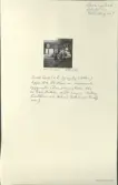 Skansen. Byggnader. Delsbogården före flyttningen.  Västeräng nr 4. Tre män från Nordiska museet står vid ett träd på gården. Från vänster Erik Andrén, Andreas Lindblom och Gotthard Gustafsson.