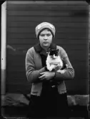 Flicka med katt