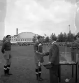 OS-medaljörer tilldelas minnesplakett inför matchen ÖSK - Norrköping, 1948-08-22