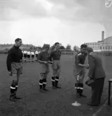 OS-medaljörer tilldelas minnesplakett inför matchen ÖSK - Norrköping, 1948-08-22