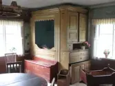 Interiör från stugan i parstugan på Nygårdsgården i Bingsjö. Byggnaden stod ursprungligen på annan plats i byn men flyttades omkring 1860–1861 till nuvarande plats som då var åkermark.

Måleriet på väggarna är tillskrivet Göras Erik Hansson, född 1834.