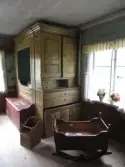 Interiör från stugan i parstugan på Nygårdsgården i Bingsjö. Byggnaden stod ursprungligen på annan plats i byn men flyttades omkring 1860–1861 till nuvarande plats som då var åkermark.

Måleriet på väggarna är tillskrivet Göras Erik Hansson, född 1834.
