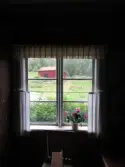 Interiör från stugan i parstugan på Nygårdsgården i Bingsjö. Byggnaden stod ursprungligen på annan plats i byn men flyttades omkring 1860–1861 till nuvarande plats som då var åkermark.

Måleriet på väggarna är tillskrivet Göras Erik Hansson, född 1834.