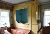 Interiör från stugan i parstugan på Nygårdsgården i Bingsjö. Byggnaden stod ursprungligen på annan plats i byn men flyttades omkring 1860–1861 till nuvarande plats som då var åkermark.

Måleriet på väggarna är tillskrivet Göras Erik Hansson, född 1834.