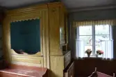 Interiör från stugan i parstugan på Nygårdsgården i Bingsjö. Byggnaden stod ursprungligen på annan plats i byn men flyttades omkring 1860–1861 till nuvarande plats som då var åkermark.

Måleriet på väggarna är tillskrivet Göras Erik Hansson, född 1834.
