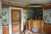 Interiör från stugan i parstugan på Nygårdsgården i Bingsjö. Byggnaden stod ursprungligen på annan plats i byn men flyttades omkring 1860–1861 till nuvarande plats som då var åkermark.

Måleriet på väggarna är tillskrivet Göras Erik Hansson, född 1834.
