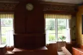 Interiör från stugan i parstugan på Nygårdsgården i Bingsjö. Byggnaden stod ursprungligen på annan plats i byn men flyttades omkring 1860–1861 till nuvarande plats som då var åkermark.

Måleriet på väggarna är tillskrivet Göras Erik Hansson, född 1834.