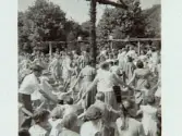 Dans kring midsommarstången i Nöjesparken. Artikel i samband med bilden publicerad i Varbergs Tidning 1958-06-23.
