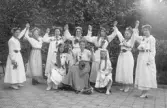 Midsommarfirande. Sittande i mitten: fotograf Mathilda Ranch, stående till vänster: Alvina Pihl, stående 2:a från vänster: frk. Bergqvist, stående 4:e från vänster: frk Wiberg. Flickorna längst fram är Ingrid och Anna-Greta Alling. 