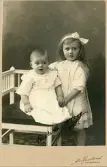 Barnporträtt. Brita och Kerstin 1916 (enligt text framsida kort).