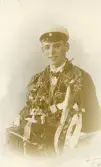 Studentporträtt. Troligen står det fotografens signatur nere i högra hörnet, Östling 1921 (?).