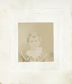 Porträtt av Rina Åberg 12 år (enligt text baksida kort).