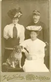Porträtt av två kvinnor, man och hund.